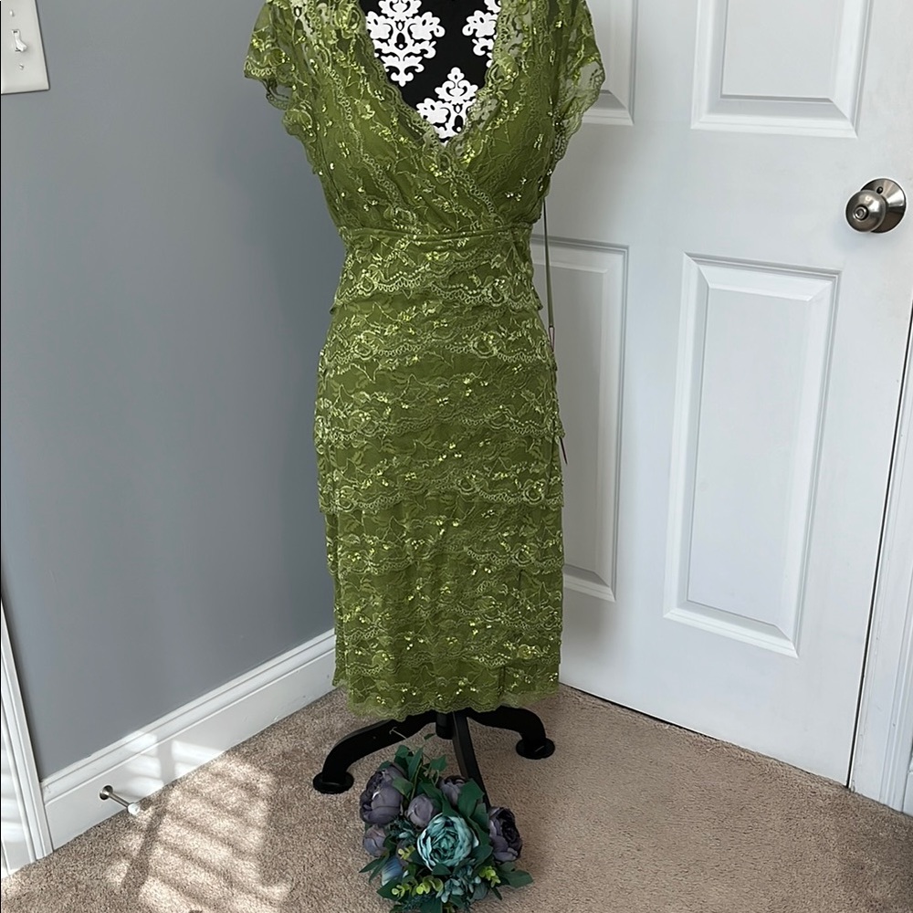 Green Sheath V-Neck Sleeveless cocktail dress!